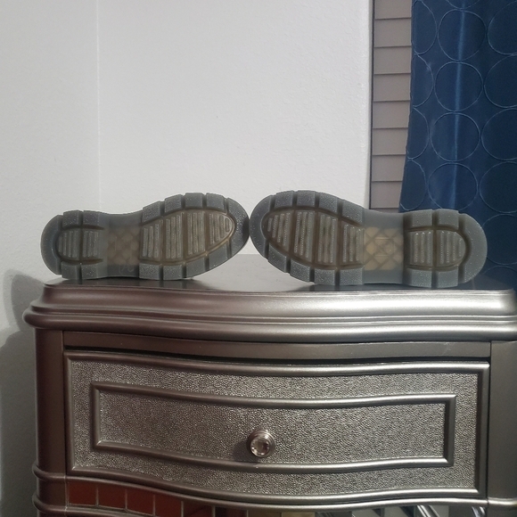 Dr Martens Combs Women's Boots in Pale Olive Size 8 NWOT - Picture 3 of 5